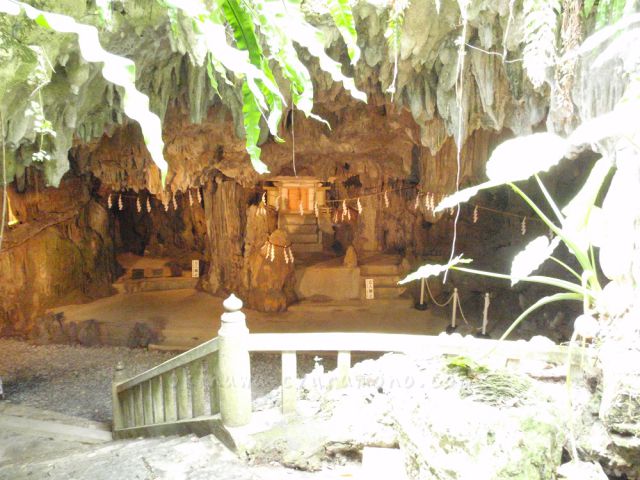 普天間宮洞穴