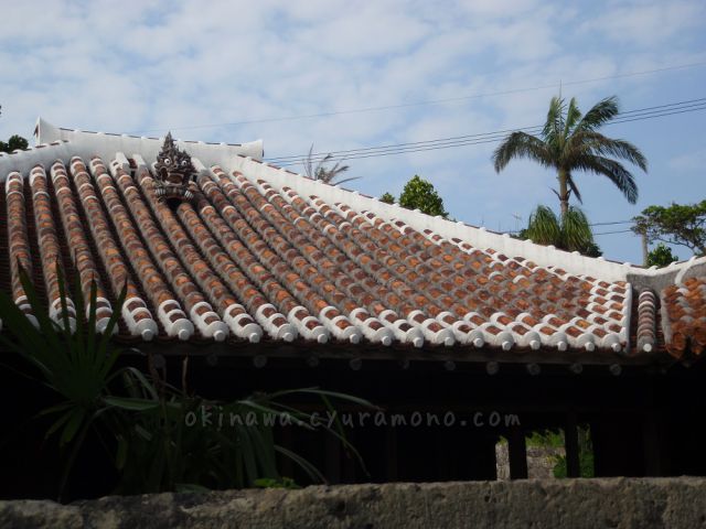 中村家住宅の赤瓦の屋根にシーサー
