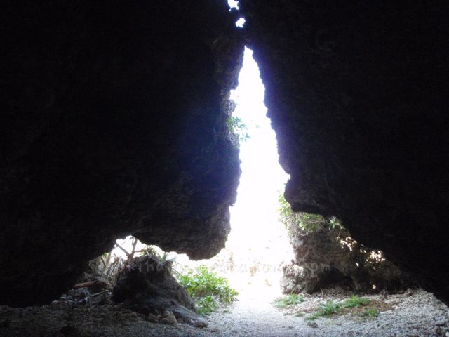 ガマ（洞窟）と踊り（ウドゥイ）の場所